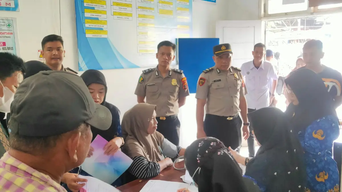 Tim Polres Labusel saat melakukan pemeriksaan kesehatan Relawan SPPG Kotapinang. (Khairuddin/Sumut Pos)
