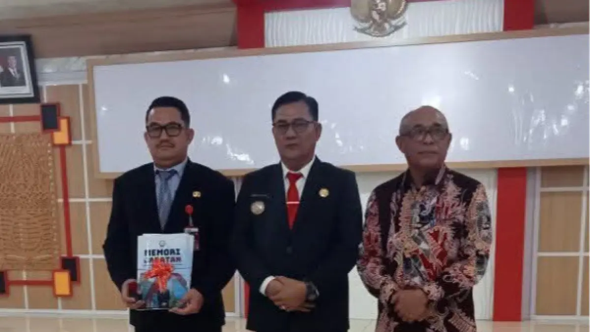 Usai serah terima, Bupati Sokhiatulo Laia foto bersama dengan mantan Sekda dan PJ Sekda baru. Senin, (4/5/2026). (Eriusman/Sumut Pos)