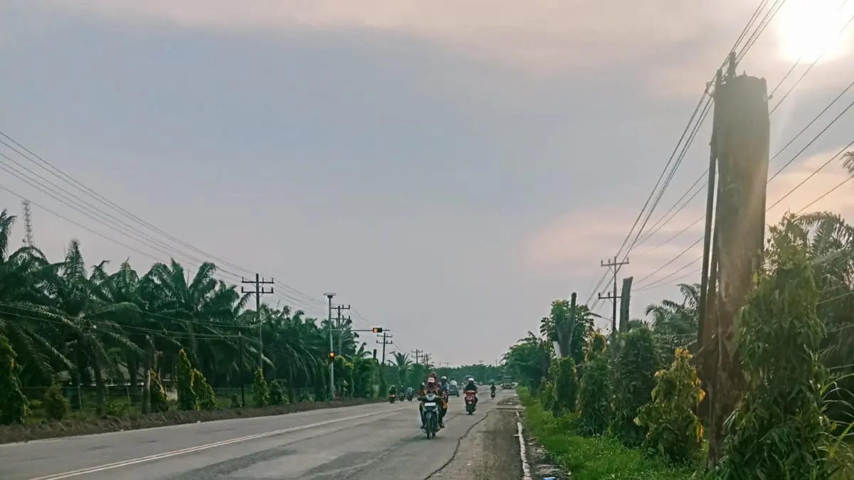 Bahu jalan di depan Pabrik Adolina tampak rusak dan terkikis dengan perbedaan ketinggian yang membahayakan pengendara, terutama saat melintas di malam hari tanpa rambu peringatan.( Fadly/Sumut Pos )