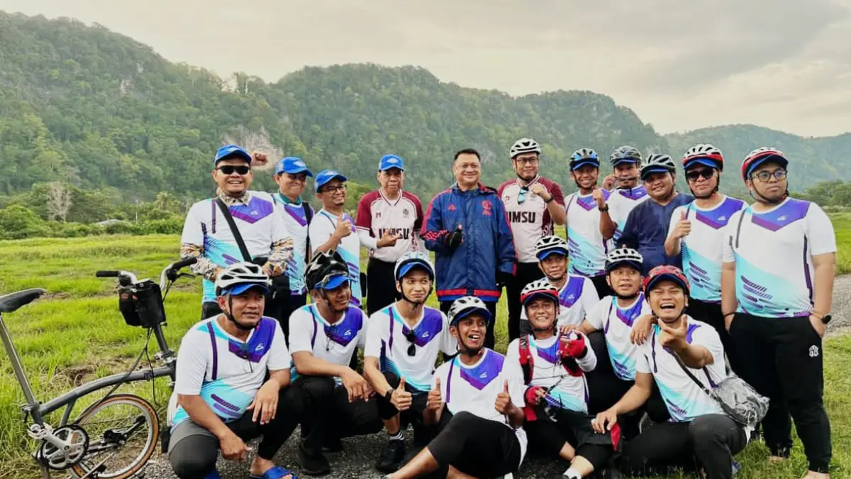 BANTU WARGA: Rektor UMSU bersama Raja Muda Perlis saat bersepeda dan memberi bantuan kepada warga kurang mampu di Malaysia. (Istimewa/Sumut Pos)