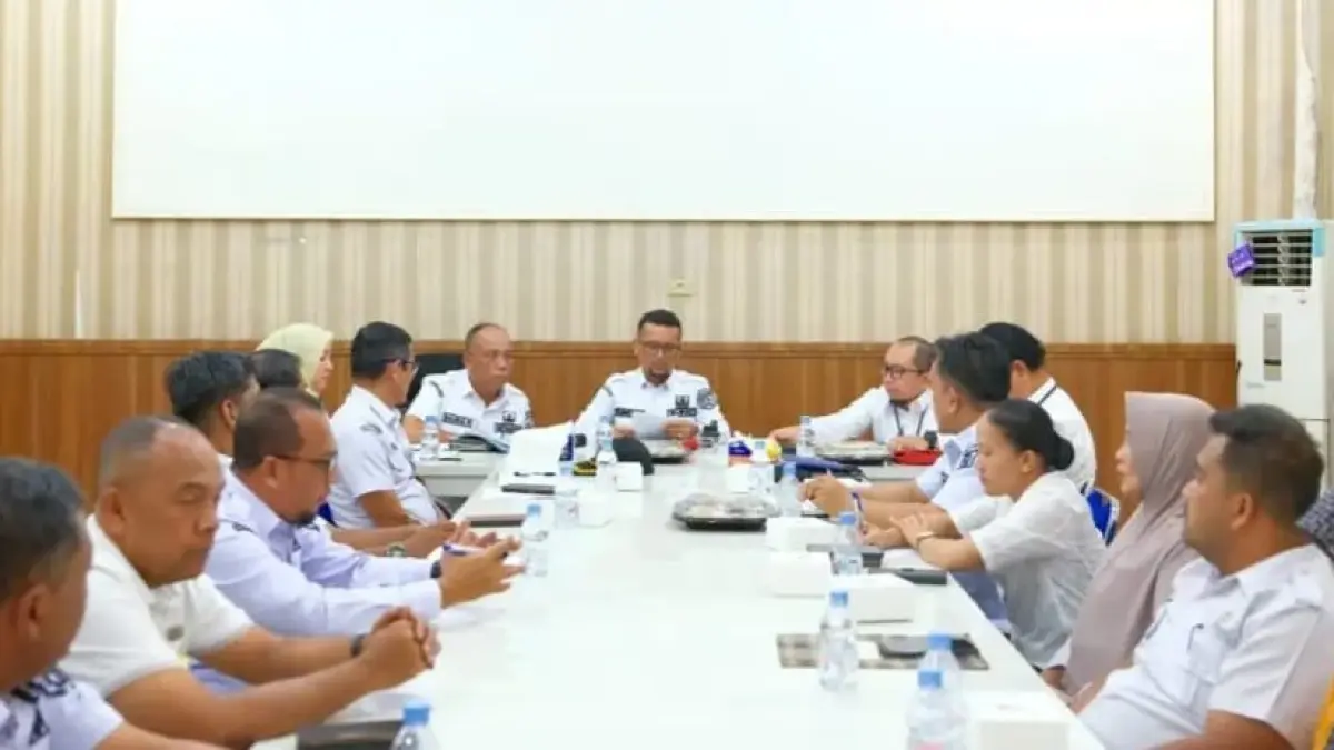 Bupati Labusel Fery Sahputra Simatupang S.H saat pimpin rapat. (ist)