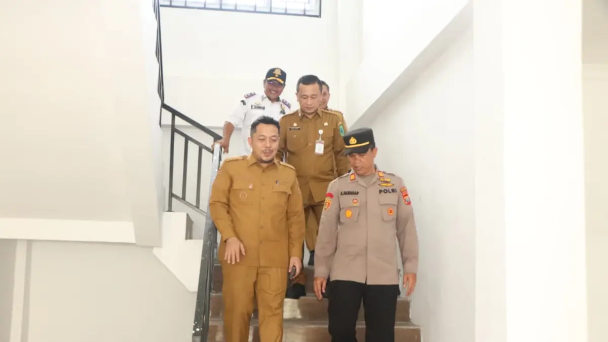 Bupati Paluta Reski Basyah Harahap Tinjau kesiapan Mako sementara Polres Paluta. (Mitra Harahap/Sumut Pos)