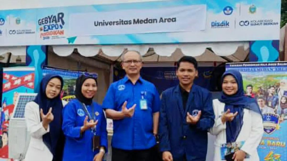 GEBYAR PENDIDIKAN: Prof. Dr. Dadan Ramdan, M.Eng, M.Sc (tengah) di stan UMA pada Gebyar dan Expo Pendidikan Sumut di Lapangan Astaka MTQ Medan. (Istimewa/Sumut Pos)
