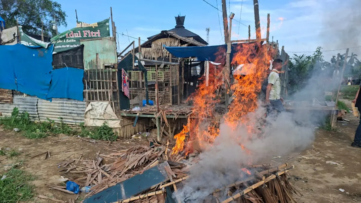 
Gubuk yang diduga jadi lokasi transaksi sabu dimusnahkan Polres Langkat di sekitaran Titi CP Tanjungpura. (Istimewa/Sumut Pos)