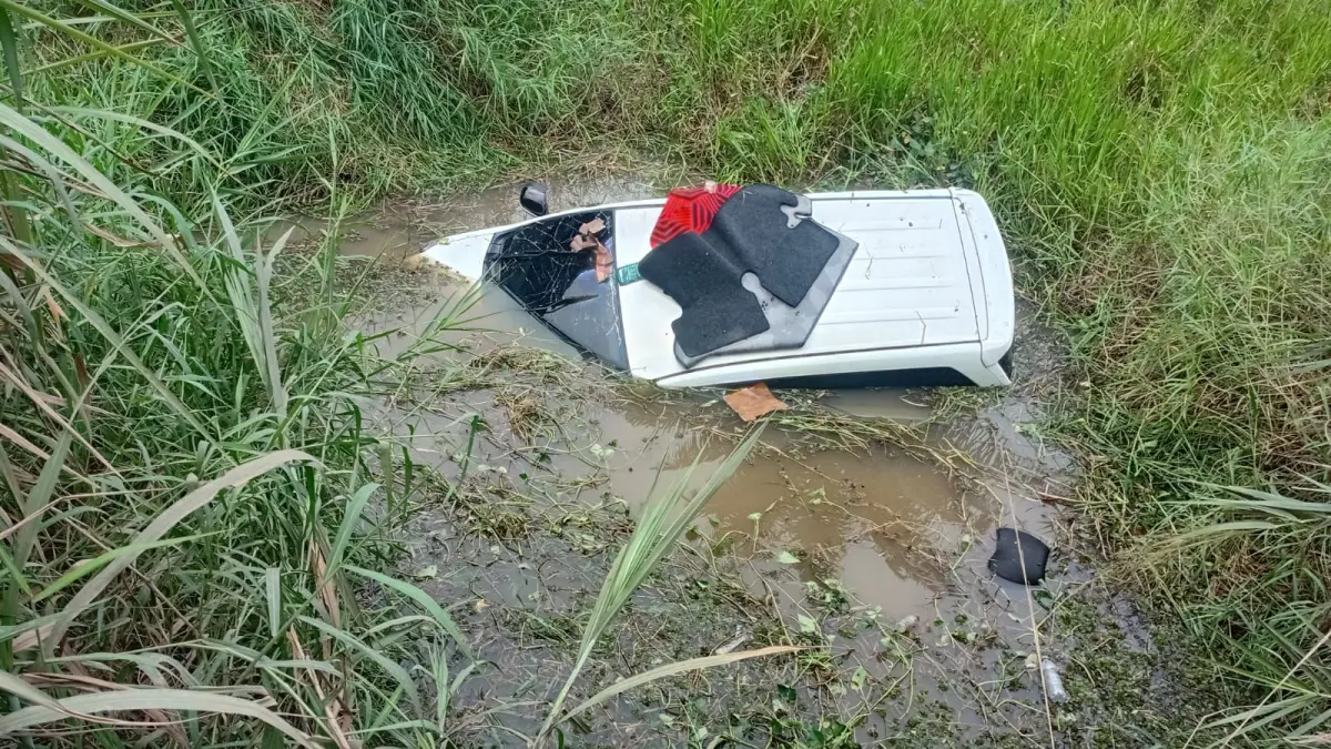 Mobil minibus terjun bebas  dan tenggelam usai kecelakaan tunggal di Desa Sungai Parit. ( Fadly/Sumut Pos )