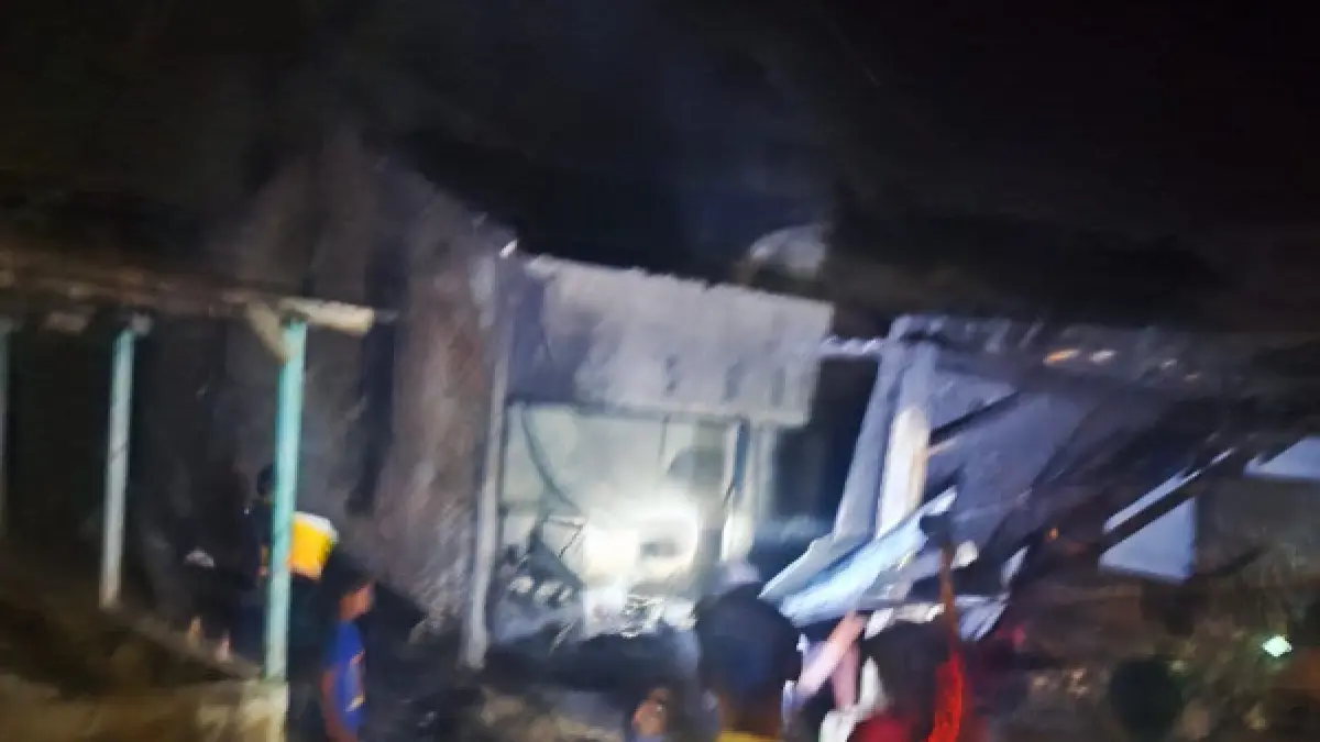 Rumah Ramot Siburian di Dusun Lumban Julu, Desa Lae Sering, Kecamatan Siempat Nempu Hilir, hangus terbakar, Selasa (5/5/2026) malam. (istimewa).