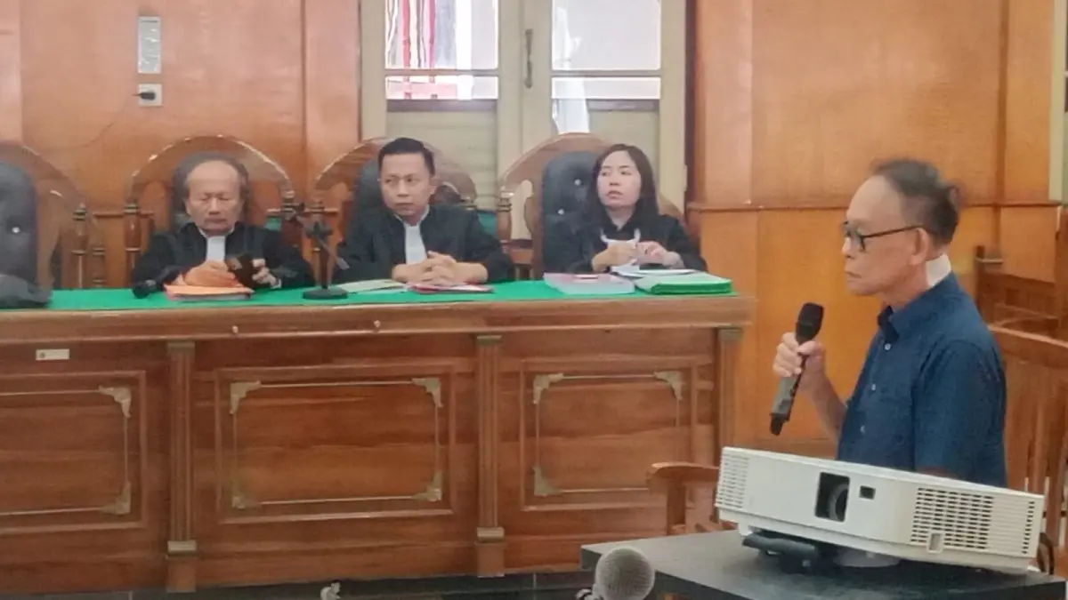 SIDANG: Dirut PT PASU, Djoko Sutrisno terdakwa kasus dugaan korupsi penjualan aluminum PT Inalum, menjalani sidang dakwaan di Pengadilan Tipikor Medan, Rabu (6/5/2026). (Dok: Gusman/Sumut Pos)