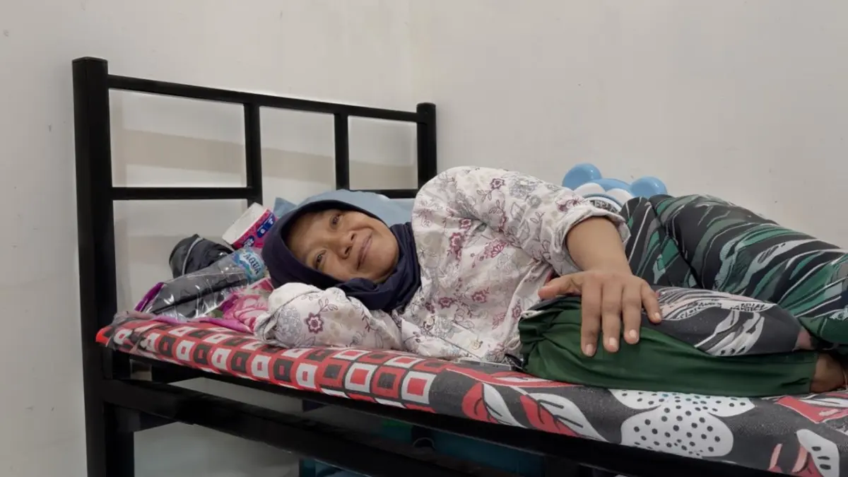SINGGAH: Safrida 48 tahun, warga Pangkalan Brandan, Kecamatan Babalan, Kabupaten Langkat, yang sangat bersyukur atas adanya bantuan Rumah Singgah dari YBM PLN. (Dok: istimewa)