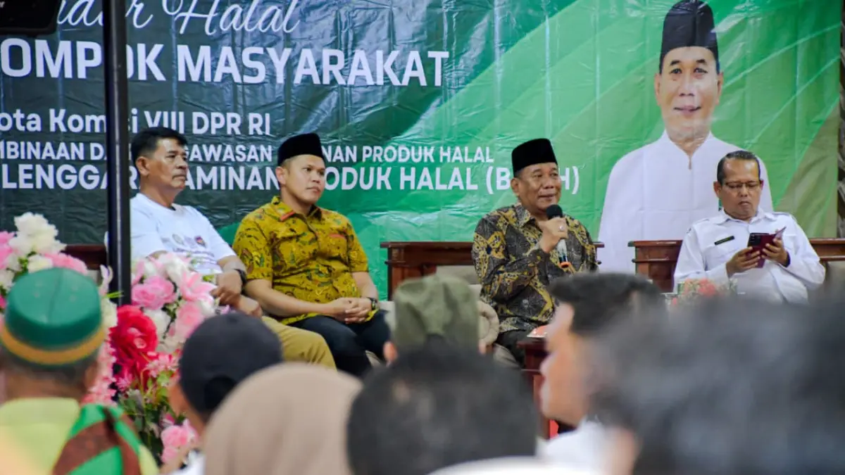 Sosialisasi dan dialog bersama masyarakat terkait pengawasan jaminan produk halal, menghadirkan narasumber dariam anggota Komisi VIII DPR RI Fraksi Partai Kebangkitan Bangsa (PKB), H. Ashari Tambunan dan unsur pemerintah daerah. ( Fadly/Sumut Pos )