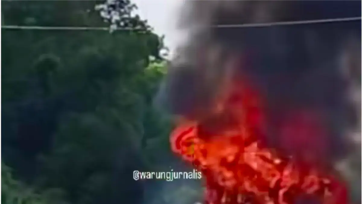 TERBAKAR: Bus ALS terbakar di Jalan Lintas Sumatera Kabupaten Murata, Sumatera Selatan. Diduga kejadian ini menelan 16 korban meninggal dunia. (Dok: instagram)