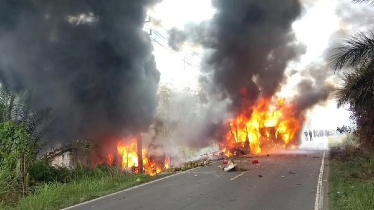 TERBAKAR: Bus ALS terbakar di Kabupaten Musi Rawas Utara, Sumatera Selatan, Rabu (6/5/2026). (Dok: istimewa)