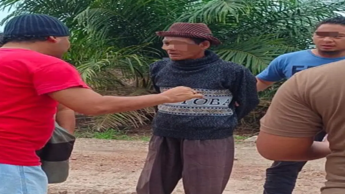 Tersangka Anwar (pakai Tpo) di tangkap polisi terkait kepemilikan narkotika sabu di kawasan Pantai Hilir Labuhanbatu (fajar)