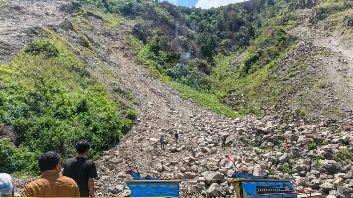TINJAU: Tim dari Dinas Energi dan Sumber Daya Mineral (ESDM) Provinsi Sumatera Utara melakukan peninjauan ke daerah penambangan di Desa Siregar Aek Nalas, Toba, Selasa (5/5/2026).(Dok : Disperindag dan ESDM Sumut)

