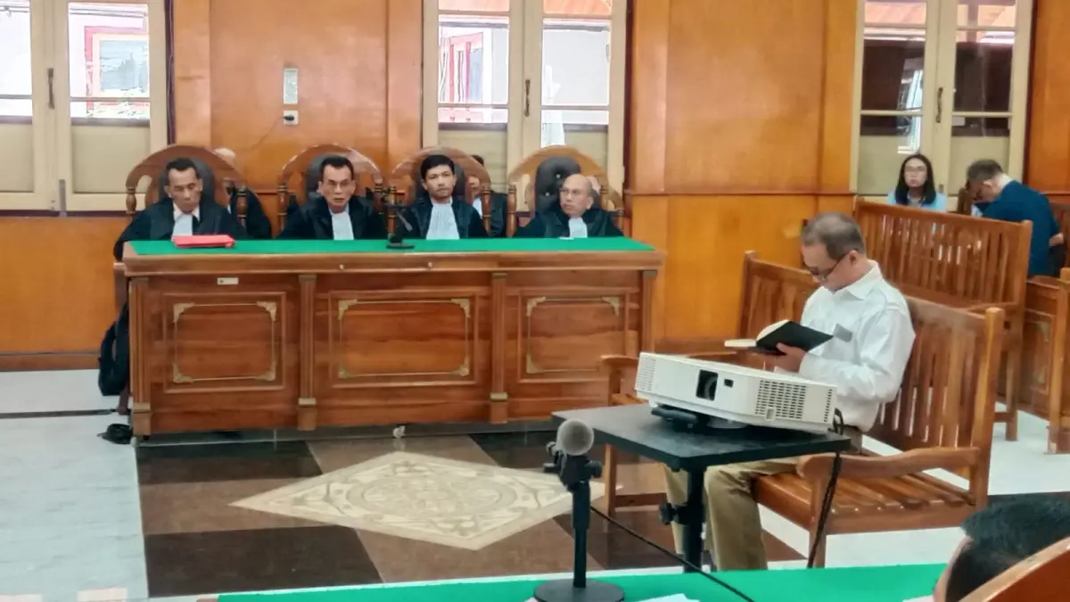 TIPIKOR: Mantan Senior Executive Vice President Pengembangan Usaha PT Inalum, Dante Sinaga, saat menjalani sidang dakwaan di Pengadilan Tipikor Medan, Rabu (6/5/2026) sore. (Dok: istimewa)
