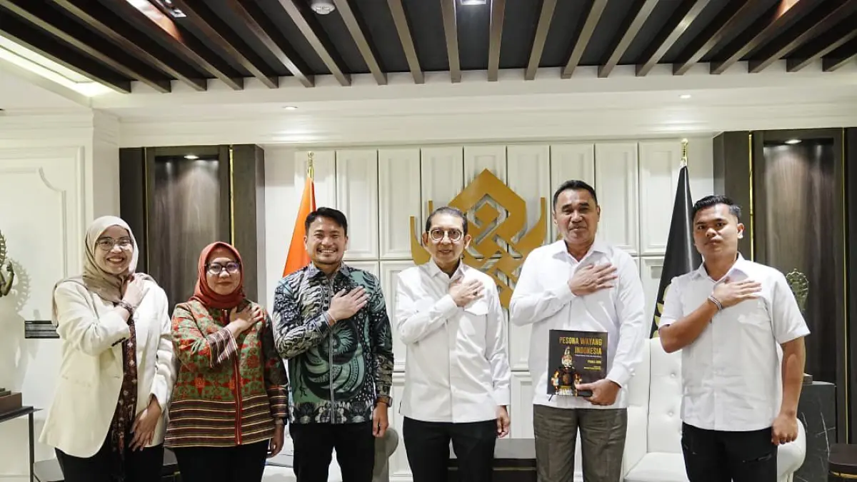 Wakin Bupati Nisel, Ir. Yusuf Nache, ST.,MM didampingi Sekdin Budparpora berfoto bersama dengan Menteri Kebudayaan Kebudayaan RI, Fadli Zon. (IST)