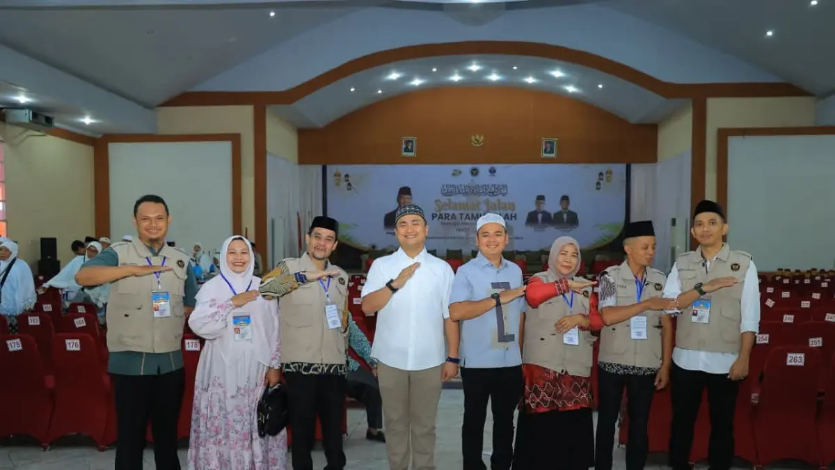 Bupati Labuhanbatu dr. Hj. Maya Hasmita, Sp.OG., M.KM., Wakil Bupati Labuhanbatu H. Jamri, S.T., Asisten Administrasi Umum Sekretariat Daerah Provinsi Sumatera Utara Dr. H. Muhammad Suib, S.Pd., M.M., Ketua DPRD Labura Rimba Bertuah Sitorus, S.E., M.M. dalam pelepasan haji Pemkab Labuhanbatu. (IST)