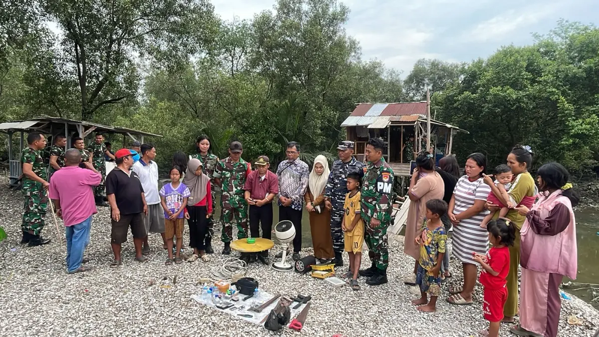BAKAR: Personel Polisi Militer Angkatan Laut (POMAL) Komando Daerah Angkatan Laut I (Kodaeral I) saat membakar bilik yang diduga sarang narkoba di kawasan Kampung Bahari, Belawan, Sumatera Utara. Dalam operasi yang digelar Kamis (7/5/2026) (Dok : Dispen Kodaeral I)
