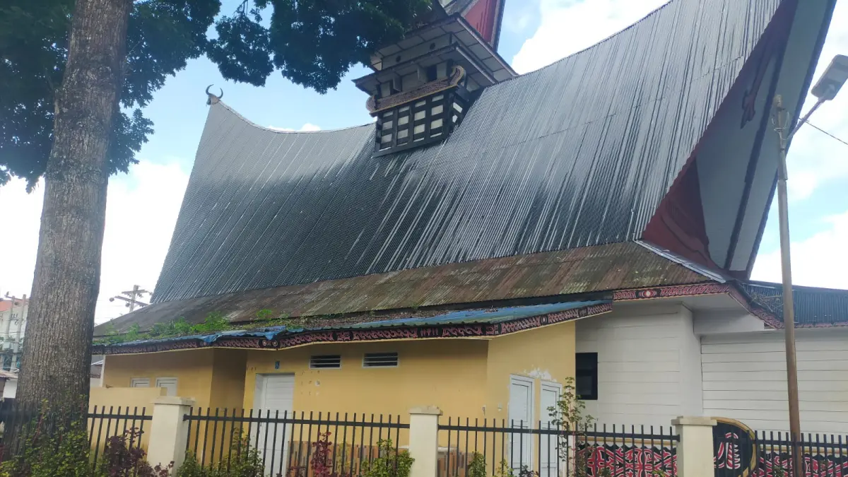 DITUMBUHI RUMPUT: Tanpak atap bagian belakang gedung Nasional Djauli Manik Sidikalang beralamat di jalan Sisingamangaraja Sidikalang, Kabupaten Dairi ditumbuhi rumout dan terkesan kurang terawat. (RUDY SITANGGANG/SUMUT POS)