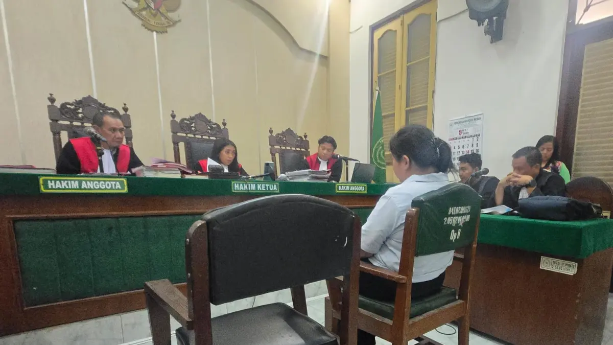 DOKUMEN PALSU: Ngadinah terdakwa kasus pemalsuan dokumen, menjalani sidang pembelaan di PN Medan, Rabu (6/5/2026) sore. (Dok: istimewa)
