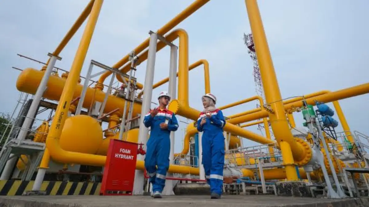Dua orang pekerja sedang berada di proyek Pertamina Gas. (Ilustrasi/Google)