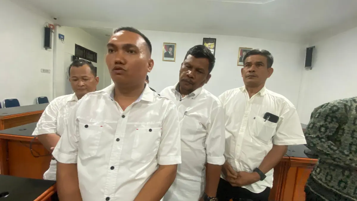 Empat Bakal Cakades Agustinus Purba, Ridwan Siregar, Abu Bakar dan Hendrianto saat memberikan keterangan kepada wartawan. (Batara/Sumut Pos)