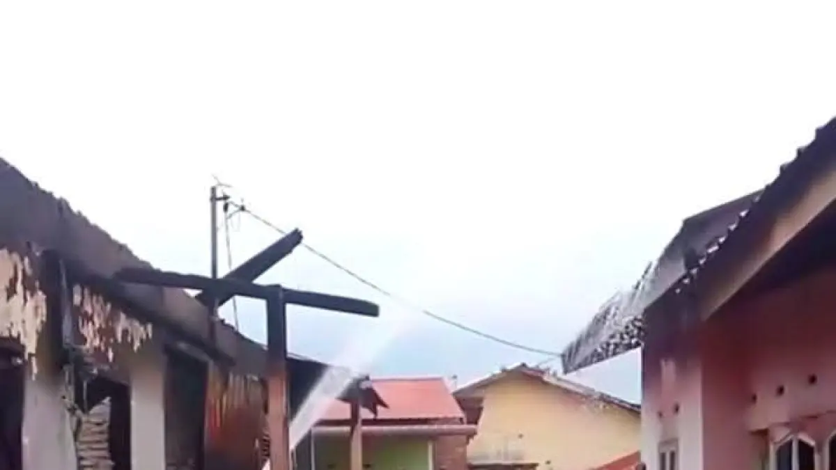 Empat rumah kontrakan di Desa Bangun Rejo, Tanjung Morawa, Deli Serdang hangus terbakar diduga akibat korsleting listrik.(Batara/Sumut Pos)