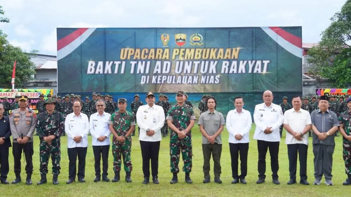 Gubernur Sumatera Utara, Bobby A Afif Nasution dan Pangdam I/Bukit Barisan berfoto bersama Kepala Daerah Se-Kepulauan Nias. Gunungsitoli. (6/5/2026). (Eriusman/Sumut Pos)