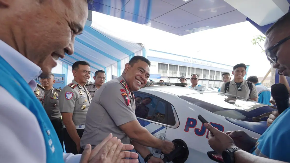 Kapolda Sumatera Utara, Irjen Pol Whisnu Hermawan Februanto, S.I.K., M.H., (tengah) saat melakukan pemasangan nozzle SPKLU pada mobil dinas Polda Sumut. (Istimewa/Sumut Pos)