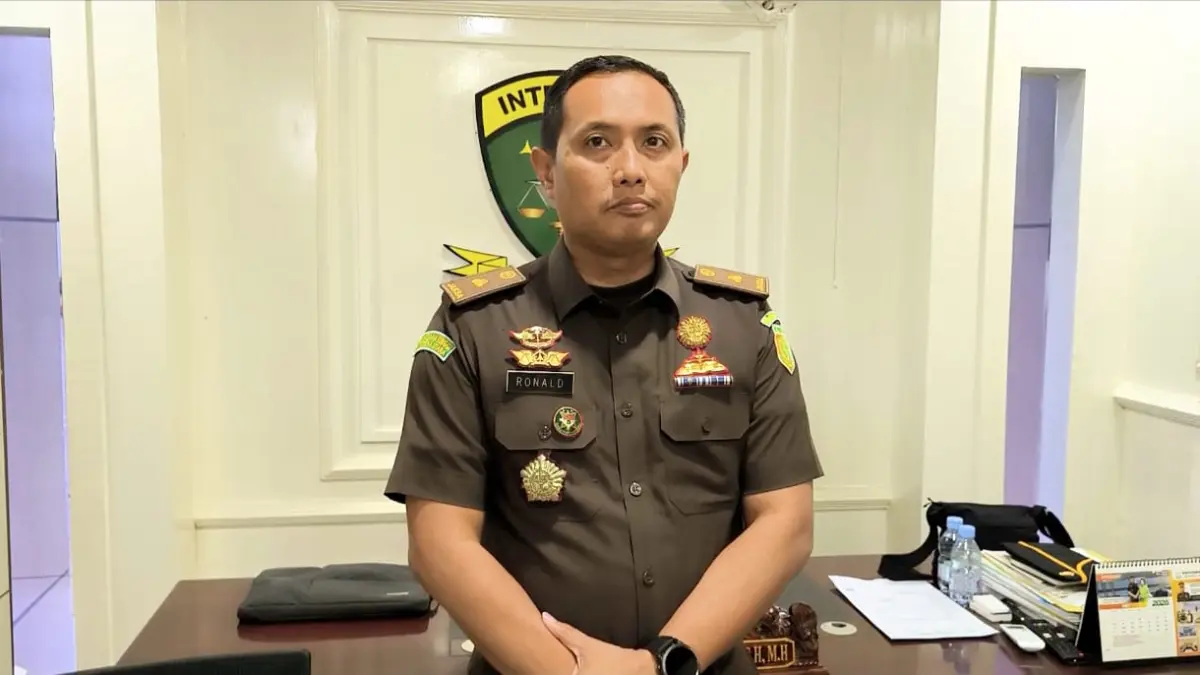 
Kasi Intelijen Kejari Binjai, Ronald Reagan Siagian saat diwawancarai di ruang kerjanya. (Teddy Akbari/Sumut Pos)