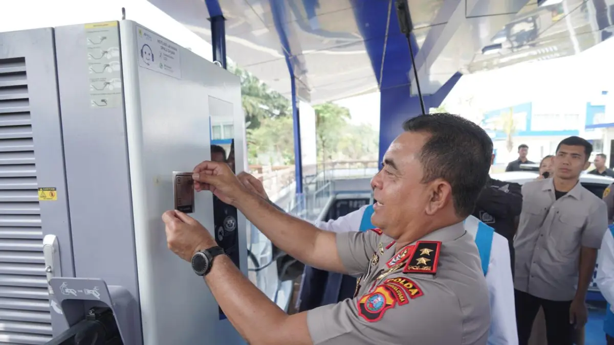 Kepala Kepolisian Daerah Sumatera Utara, Irjen Pol. Whisnu Hermawan Februanto, S.I.K., M.H. saat melakukan pemasangan Barcode unit SPKLU tanda beroperasinya Unit SPKLU Fast Charging. (IST/Sumut Pos)