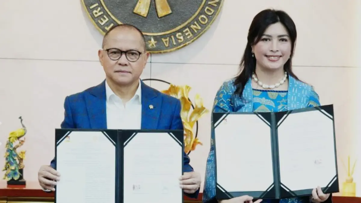 KERJA SAMA: Prof. Dr. Chrismis Novalinda Ginting, M.Kes (kanan) bersama Drs. H. Mukhtarudin saat MoU Unpri dengan Kementerian P2MI. (Istimewa/Sumut Pos)