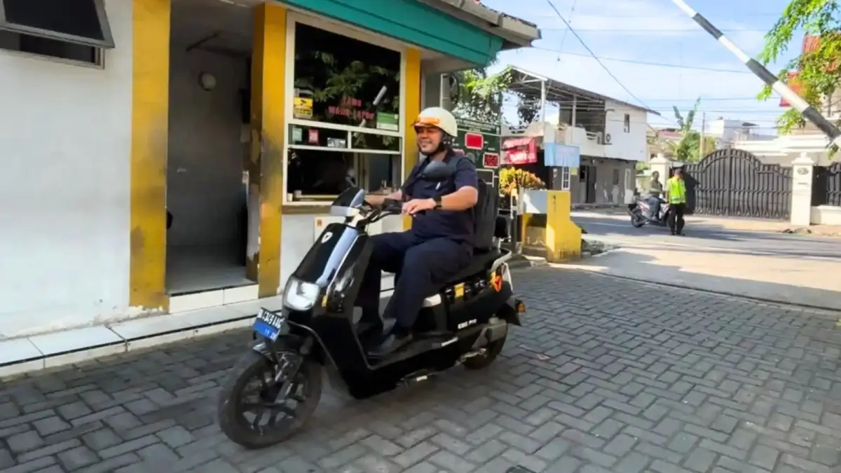 LISTRIK: KENDARAAN LISTRIK: Pegawai PLN menggunakan kendaraan listrik saat ke kantor untuk mendukung program PLN Clean Energy Day. (Dok: istimewa)