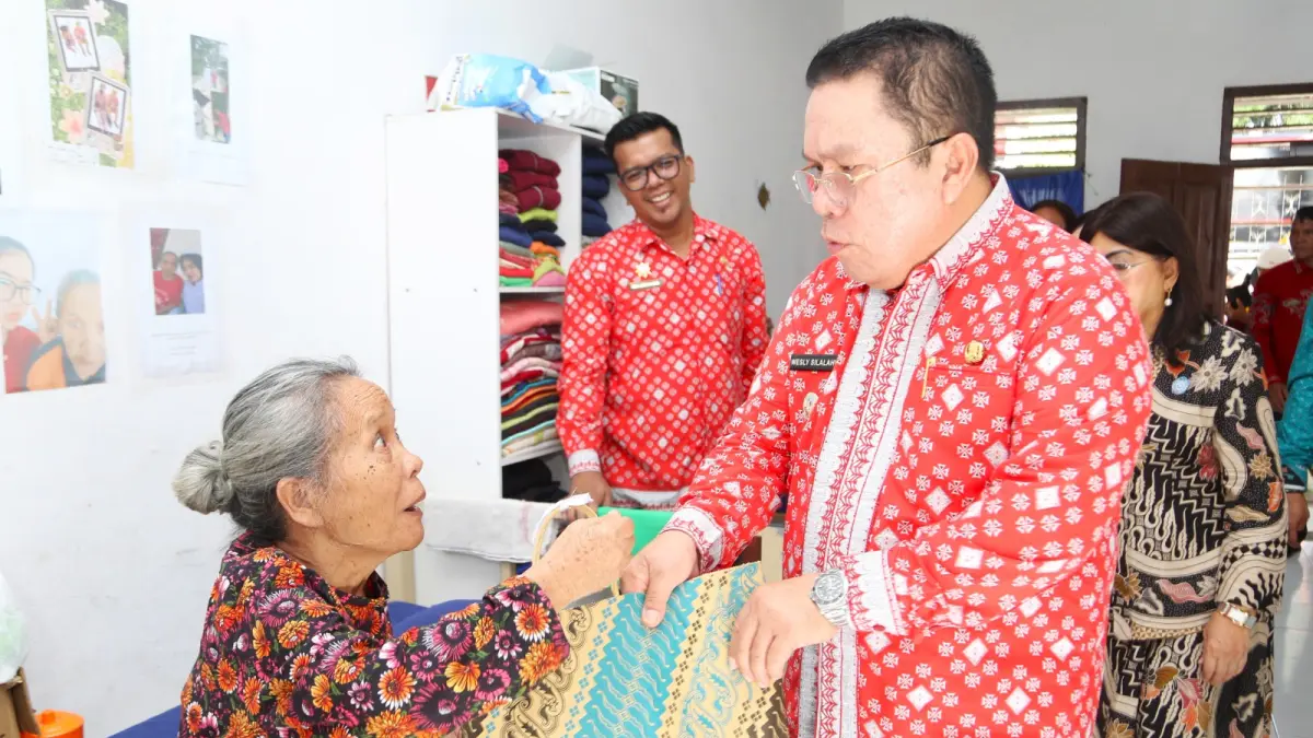 Para lansia di panti asuhan menerima bingkisan dari Walikota Siantar Wesli Silalahi. (Istimewa/Sumut Pos)