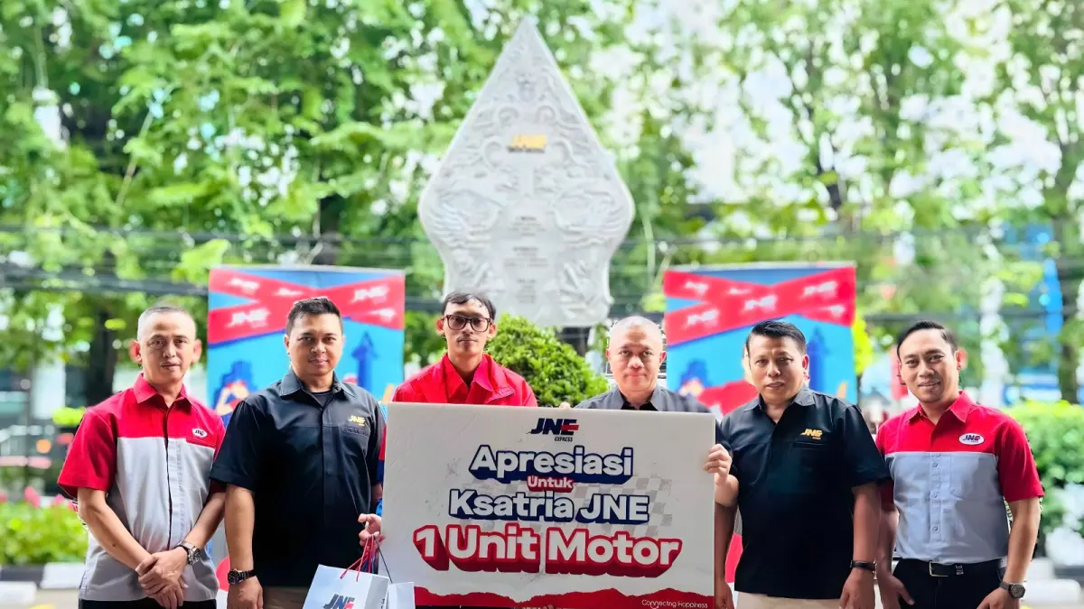 Presiden Direktur JNE M. Feriadi Soeprapto secara simbolis&nbsp; menyerahkan 1 unit motor kepada kurir JNE yang menjadi korban begal saat menjalankan tugas pengantaran pada minggu, 3 Mei 2026 di kawasan Astana Anyar, Bandung. (foto : JNE)