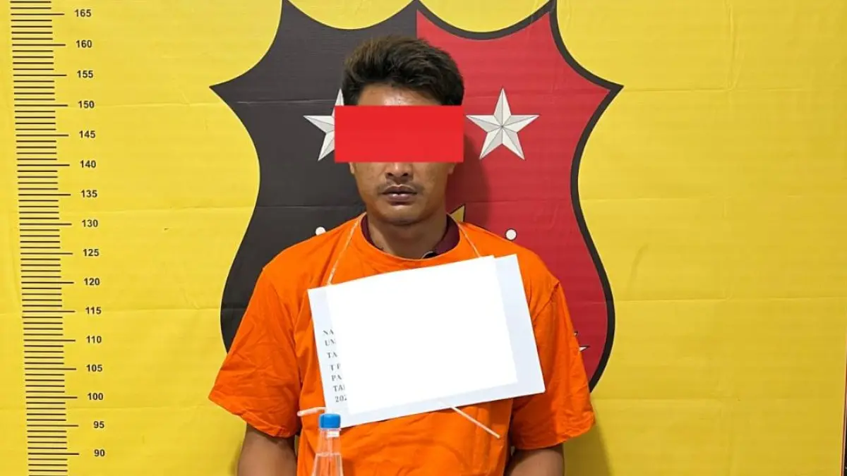 Tersangka PY di tangkap polisi dari warung di Teluk Pulai Dalam, Labura (fajar)