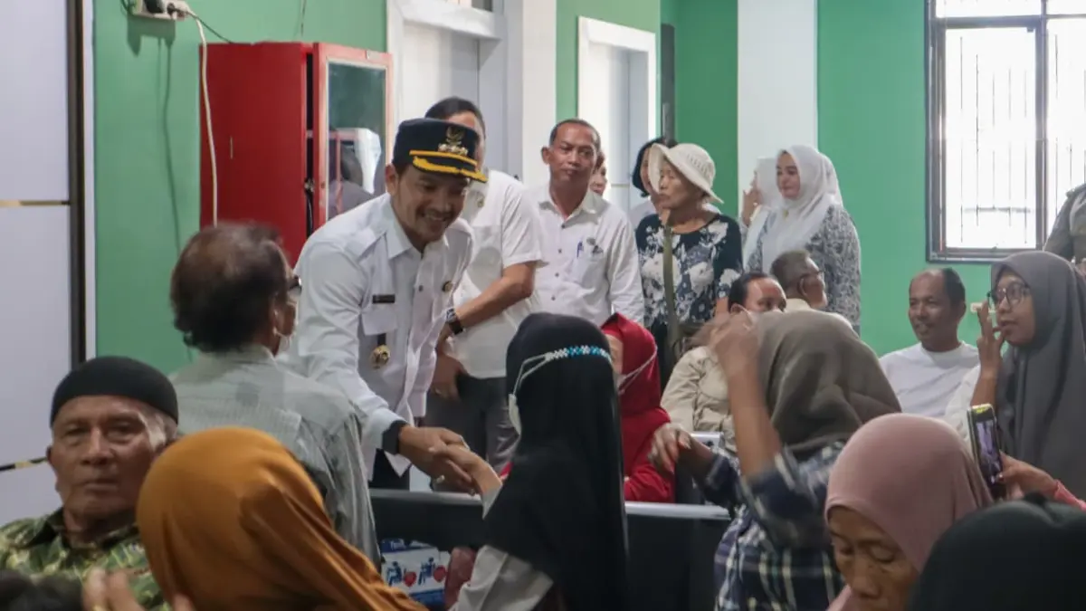 Wali Kota Tebing Tinggi, Iman Irdian Saragih, menyapa dan bersalaman dengan masyarakat saat membuka kegiatan Pelayanan Metode Operasi Pria (MOP) Tahun 2026 di Aula RSUD . Kumpulan Pane, Rabu (06/05/2026), (Azan Purba / Sumut Pos)