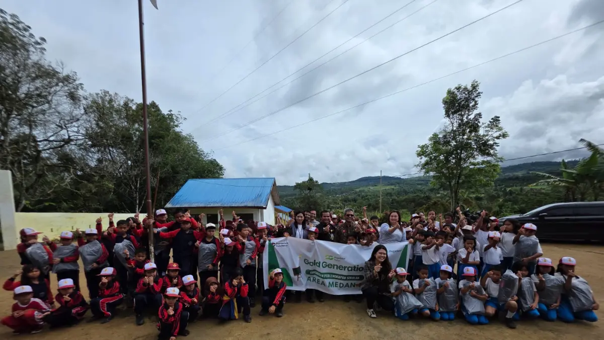 BERSAMA: Pegadaian Kanwil 1 Medan menyerahkan bingkisan spesial bagi para siswa-siswi Sekolah Dasar di Kabupaten Pakpak Bharat, Sumatera Utara. (Dok: istimewa)