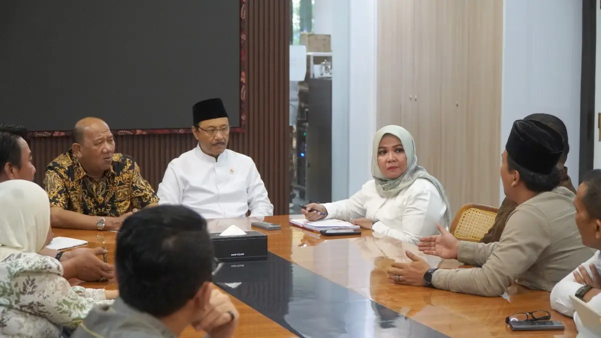 
Bupati Langkat, Syah Afandin bersama perwakilan masyarakat saat berkoordinasi di Kementerian Sosial, Jakarta. (Diskominfo Langkat/Sumut Pos)