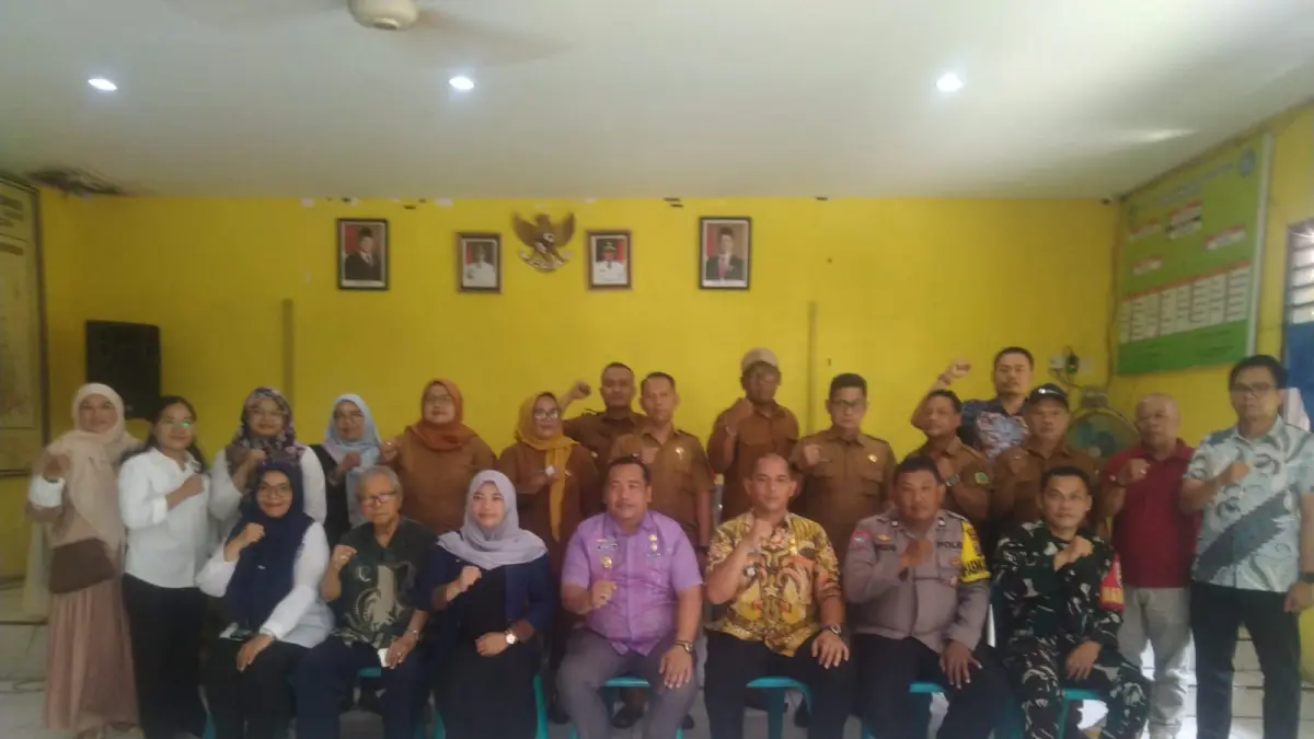 FOTO BERSAMA: Lurah Kesawan Kecamatan Medan Barat, Rahmat Affandi Nasution (3 dari kanan) berfoto bersama para peserta Muskel Kelurahan Kesawan Peneriman Bantuan PKH Medan Makmur. (Dok: Tomi Sanjaya Lubis/Sumut Pos)