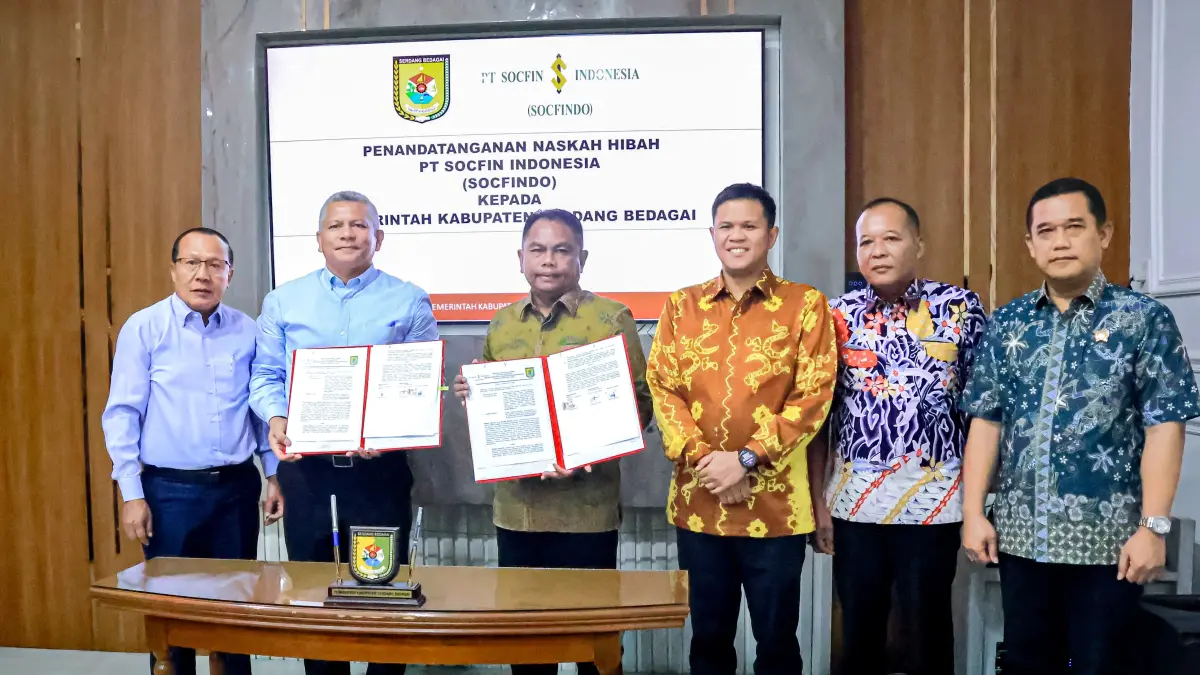 General Manager PT. Socfindo Erickson Ginting bersama Bupati Sergai Darma Wijaya ,Wabup Adlin Tambunan ,Sekdakab Sergai Suwanto Nasution, S.Pd, MM, serta Kepala Kantor Pertanahan Sergai Roni L.P. Sitanggang.(Ist/ Sumut Pos)