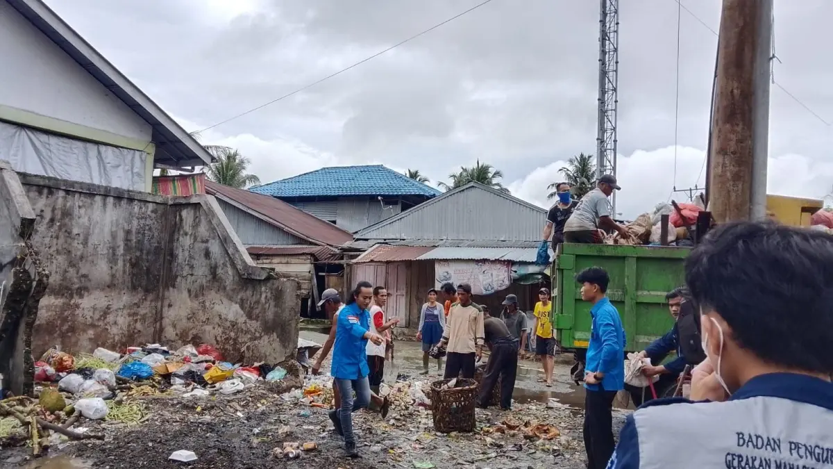 GMKI Cabang Telukdalam saat melakukan aksi bersih-bersih di pasar Jepang. (istimewa/Sumut Pos)