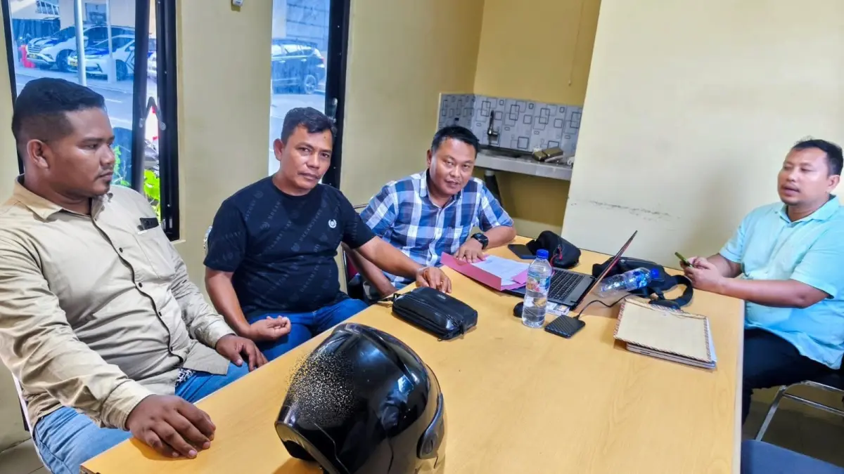 Ketua PD IWO Batubara Darmansyah dan Penasehat  IWO Zein dan Biro Hukum IWO Zamal Sutiawan SH saat  temu dengan  Intelkam Polres Batubara sampaikan pemberitahuan unjuk rasa, 
Jumat (8/5/2026). (Liberti H Haloho/Sumut Pos)