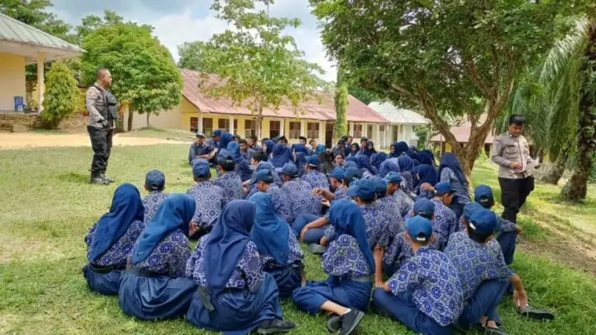 Personel Polsek  Sosa menunjukkan sisi humanisnya dalam upaya mendekatkan diri kepada generasi muda. (Mitra Harahap/Sumut Pos)
