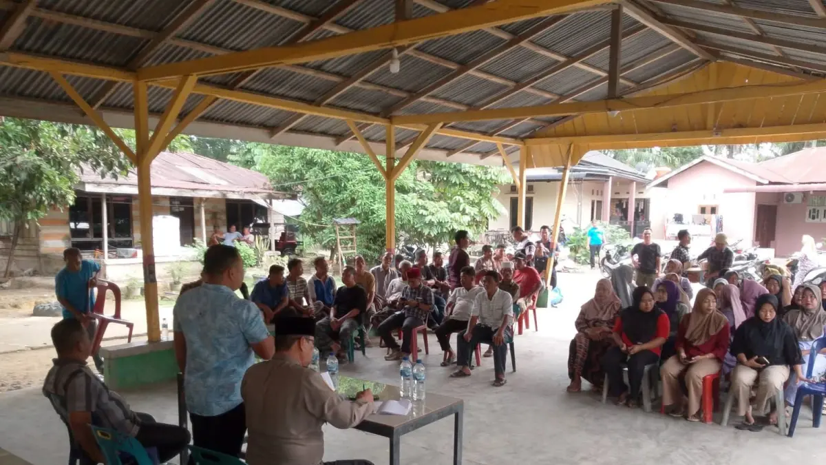 Polsek Kampung Rakyat saat menggelar diskusi bersama warga dan pemuda terkait pemberantasan narkoba. (Khairuddin/Sumut Pos)