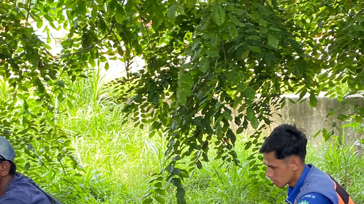 Warga mengevakuasi korban kecelakaan kereta api guna di bawa ke Rumah Sakit. (Batara/Sumut Pos)