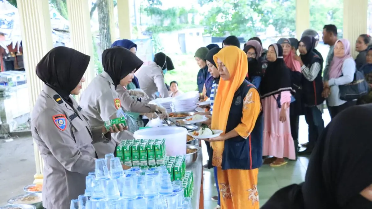 Warung Polri Presisi Polres Labuhanbatu menjamu makan gratis bagi masyarakat kota Rantauprapat (Fajar/Sumut Pos)