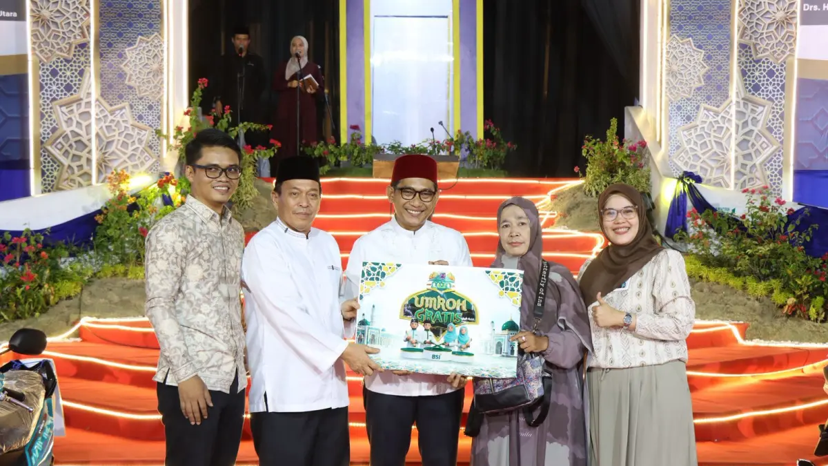 
Wawako Binjai, Hasanul Jihadi foto bersama peserta dalam penutupan MTQ tingkat kota di Masjid Al-Fatih. (Diskominfo Binjai/Sumut Pos)
