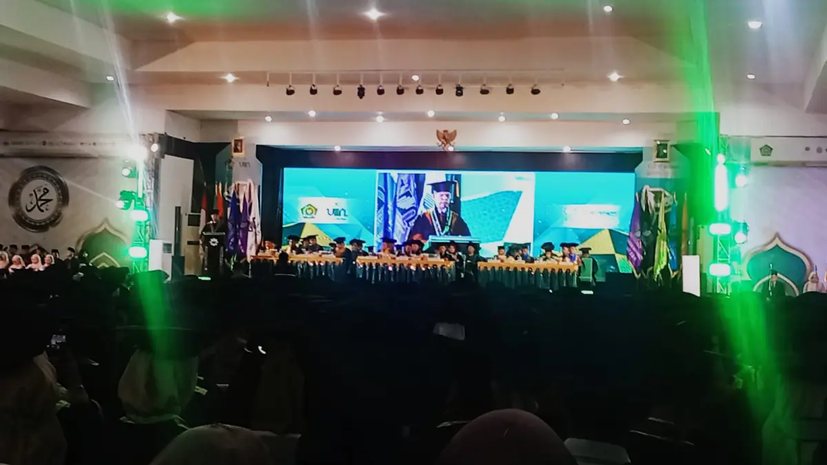 WISUDA: Wisudawan UIN Sumatera Utara Dr. Muhammad Daud S., S.Ag, M.A Gr membaca doa, Kamis (7/5). (Deddi Mulia Purba/Sumut Pos)
