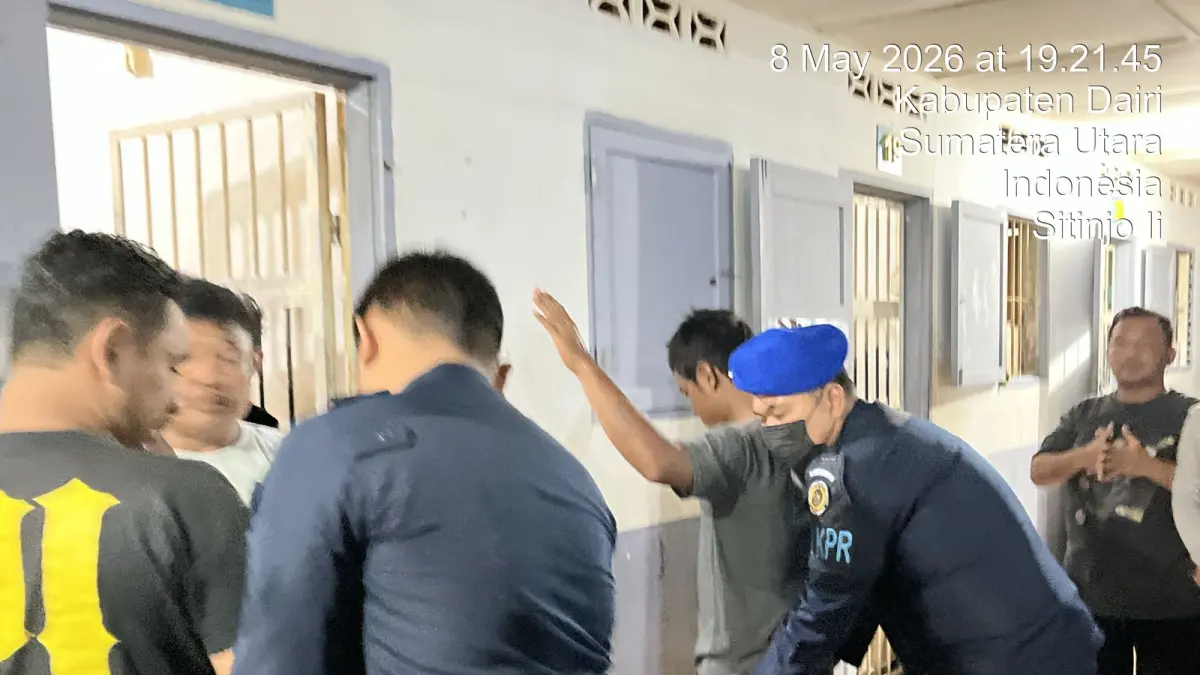 GELEDAH: Petugas menggeledah warga binaan saat melakukan razia insidentil gabungan bersama TNI-Polri, Jumat (8/5/2026) malam. (Dok: istimewa)
