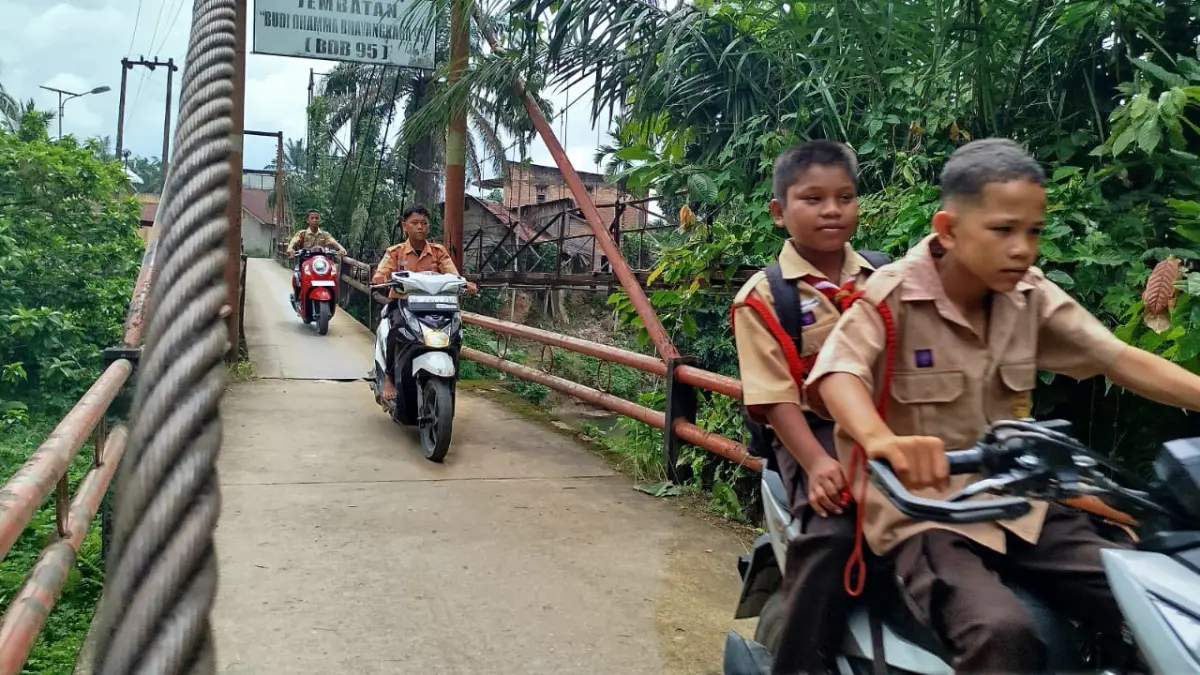 LINTAS: Warga saat melintasi Jembatan BDB 95 di Dusun Padang Laut, Desa Tanjung Medan, Bilah Barat Labuhanbatu. (Dok: Fajar/ Sumut Pos)
